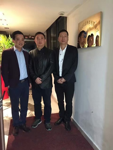 公司總經(jīng)理周建華、湖南分公司總經(jīng)理劉靜波、分公司副總潘智輝為分公司成立揭牌